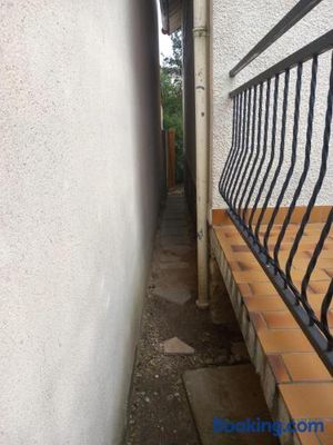 Image of Petite maison cosy dans un jardin.