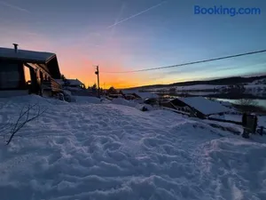Image of Chalet Charmant rénové au bord du Lac St Point