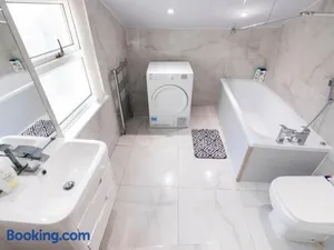 Image of 2 bedroom house with free Parking, Aylesbury, Johns st
