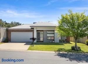 Image of Wodonga Whitebox Rise 3 Bedroom Entire Holiday Home in Cozy Quiet area