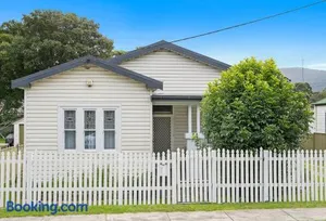 Image of Stylish House 8mins walk to Figtree Grove