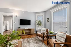 Image of Remodeled Mins to Beach & Downtown Downstairs