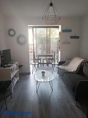 Image of Joli studio res au calme en rez de jardin à Bandol.