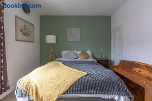 Image of Contractors Pad - 4 Bed Town House - Cent Reading - Free Parking
