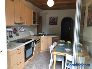 Image of Apartment in Gelb, mit Balkon, Kamin, 50 Schritte zu Radweg, ideal for Long Stay, 4 Singles in Single Rooms