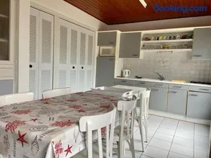Image of Maison de Pays avec Grand Jardin, Proche Centre et Plage - FR-1-231-294