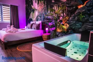Image of SECRET SUITE "Jungle" - Jacuzzi privatif - Gare RER C - Proche Paris