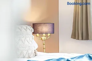 Image of Aylesbury House with Free Parking, Super-Fast Wifi and Smart TV with Netflix by Yoko Property