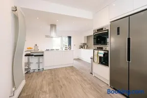Image of The White House - Grand & Spectacular 5-bed, sleeps 14- Central Solihull, NEC, JLR, HS2, Resorts World, Airport