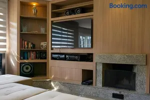 Image of Suíte King, A/C, 2 vagas, Quintal, Próx Barigui