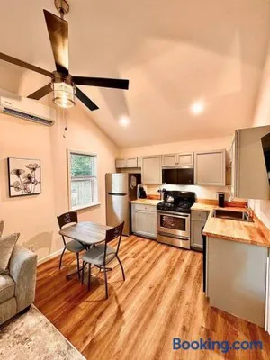 Image of Romantic Port Royal Retreat. Pets Yes