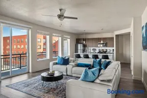 Image of Gorgeous 2BD 2BA Pool,Gym,Htub near Convention Ctr