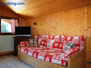 Image of Appartement ensoleillé 2 étoiles, 6 couchages, proche pistes, balcon sud, navette ski - FR-1-241-94