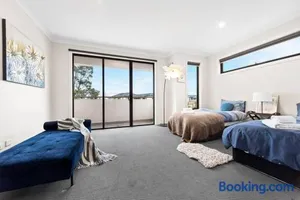 Image of 4Br golf Townhouse in POINT COOK