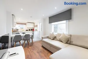 Image of Bright, Spacious & Large Wimbledon Flat (17WHS)