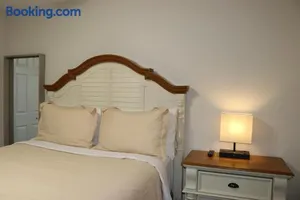 Image of Hidden Ruby-Apartment with Kitchen and Laundry