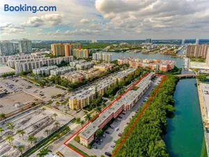 Image of Cute, cozy condo walk to the beach!