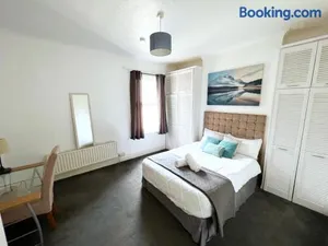 Image of Beautiful 3 bed apartment - Free parking, Near trains