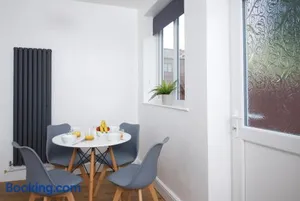 Image of Thomson House - Air Host & Stay - 2 mins to town