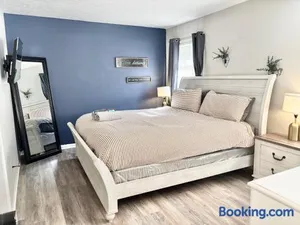 Image of King Suite - Private Bath - Hot Tub - Home Theater - Room 5 735