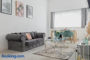 Image of Portsmouth City Centre Modern Apartment - with Free Parking
