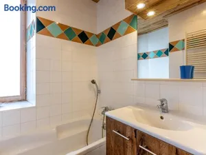 Image of Charmant 4 pièces en centre village, proche pistes - 8 pers, Wifi, parking, balcon, animaux acceptés - FR-1-437-48