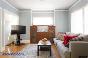 Image of 4 Berkeley Furnished Apartment - 2 Beds Laundry and Parking