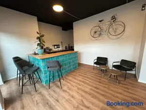 Image of City-Studio im Innenhof mit Boxspring-Bett und Community-Raum