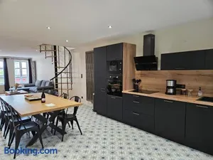 Image of Charme au milieu de l'histoire