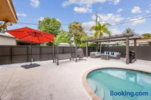 Image of Paradise with private pool Sleeps 10 near the beach