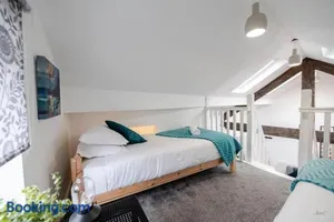 Image of Apartment 2 Broadhurst Court sleeps 6, minutes from town centre & trains