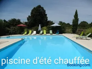Image of La Petite Grange gîte climatisé plain-pied 3 chambres 5 personnes 2 toilettes, parking, WIFI, piscine d'été chauffée à partager, Animaux acceptés Gîte en pleine nature