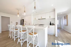 Image of Macintyre - Contemporary Charm, Sleeps 8