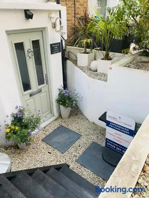 Image of Stunning, stylish garden flat in the heart of Wimbledon