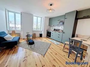 Image of Appartement rénové, 1 chambre, 300m de la gare, près du centre de Granville - FR-1-361-479