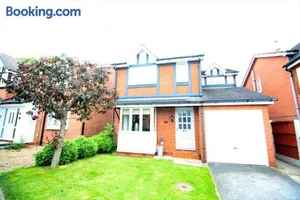 Image of Doncaster - Warmsworth - Great Customer Feedback - 3 Bed Detached House - Private Garden & Parking Plus Garage - Quiet Cul De Sac Location - Dog Friendly - Fast Wifi - Close to Motorway Access