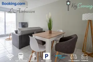 Image of L'Airbusien - Terrasse et parking - Airbus à coté