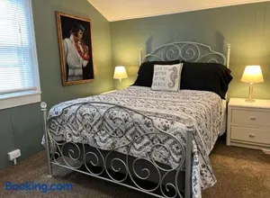 Image of Charming 3 Bedroom Home 6 Beds Sleeps up to 12