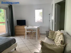 Image of Studio au cœur de Brides-les-Bains face au parc thermal, balcon, parking, idéal pour curistes et skieurs - FR-1-512-126