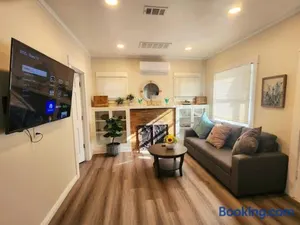 Image of 41,Pasadena charming house Prime location King Bed !
