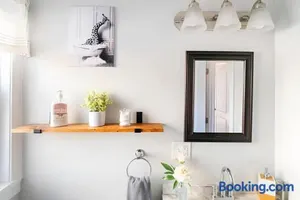 Image of Jennifer's Walkable Private Apartment Getaway with Relaxing Deck