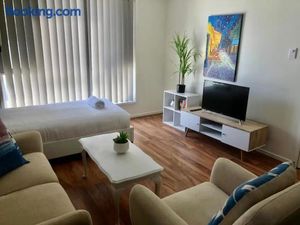 Image of Bright 1 Bedroom Apartment 5km to Surfers Paradise