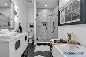 Image of Fourth House - Eclectic and fun 1BR in SPR