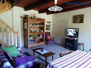 Image of Maison en pierres avec cheminée et jardin - Proche St-Paulien - FR-1-582-305