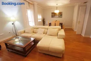 Image of Sevilla Clásica: amigos y familia. Parking gratis!