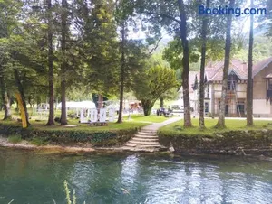 Image of Best Price #5 LA DISTILLERIE X5 people