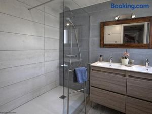 Image of Maison rénovée avec jardin et vélo, proche nature - FR-1-583-238