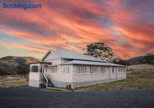 Image of Pretty Pink Queenslander with Spectacular Views!