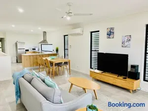 Image of DAYDREAMING Airlie Beach, Water views & only 200m to boardwalk.