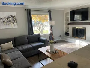 Image of New Modern Lux Large Home 10MIN Downtown Sleeps 12
